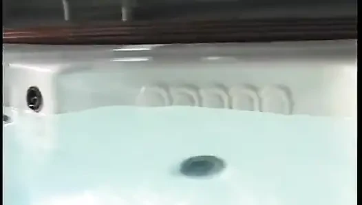 Pantat brunette kotor disetubuhi di kolam renang