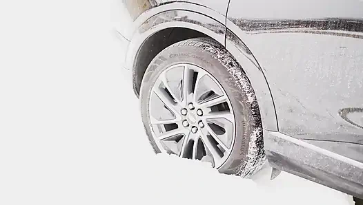 Tolong, mobilku terjebak di salju.