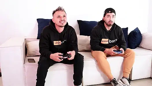 Üvey Babamin Arkadaşlariyla Mahallede Seks