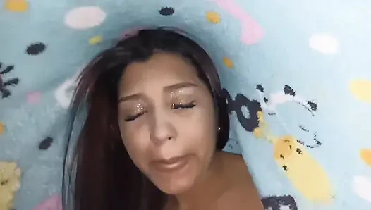 18-летняя брюнетка с большими отвисшими сиськами из Нью-Йорка, Соединенные Штаты, трахает большой хуй ее сводного брата в виде полицейстера