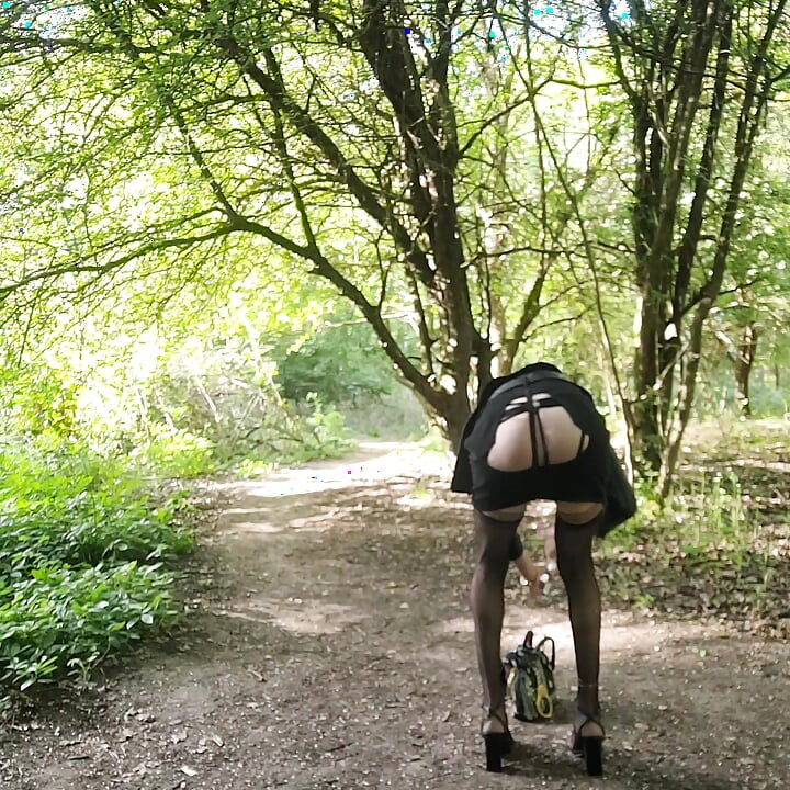 Khoe váy mini của bạn trong JeaNs, mở cul trên một bãi đậu xe. VaneSsaBiTCHx PariS ChienneTrvprod91