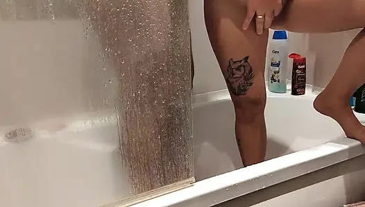 Selbstgedrehte gegenseitige masturbation in der dusche