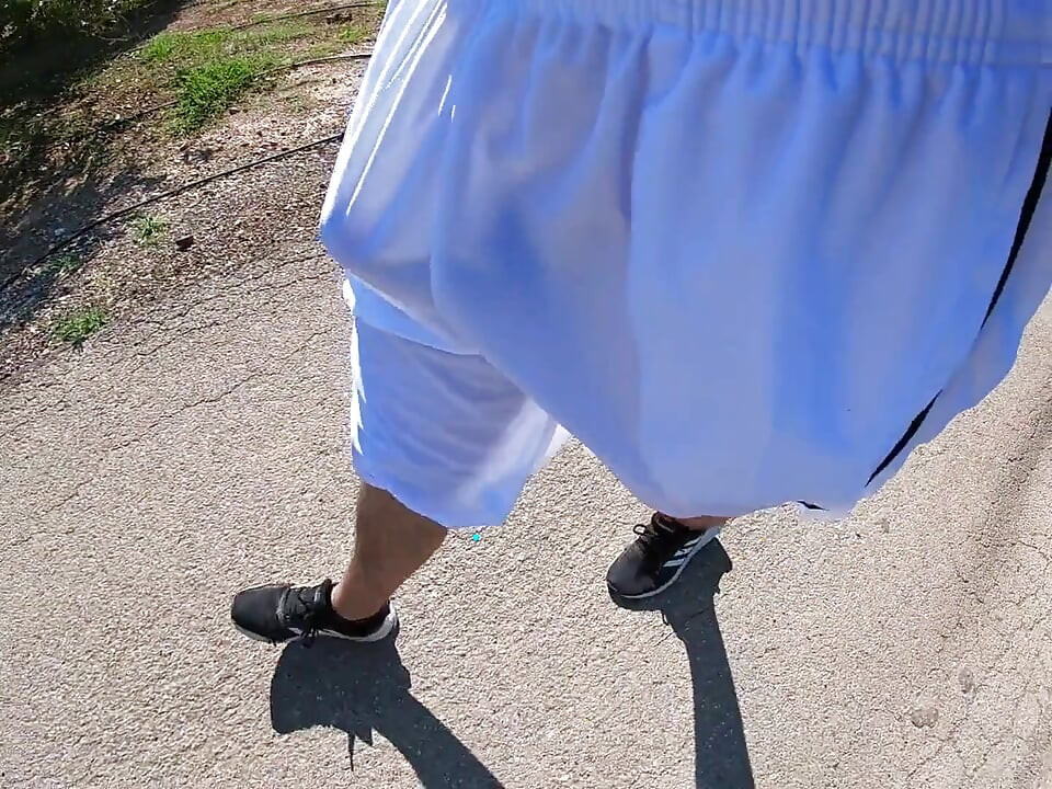 โชว์ควยปลอมของฉันในกางเกงบาสเกตบอลซีทรูสําหรับนักปั่นและนักวิ่ง