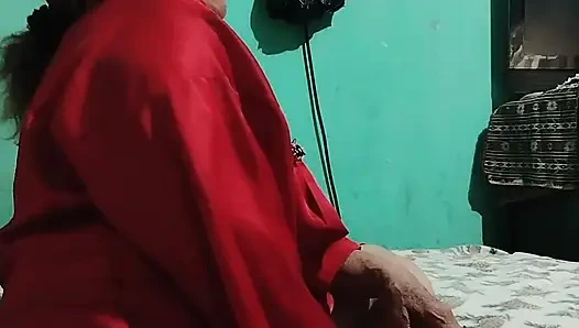 Горячая мама сосет член в нижнем белье