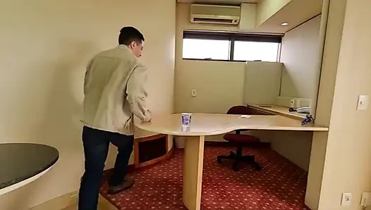 Seksi baskın hizmetçi şovenist büyük patronu cezalandırıyor