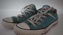 Zapatos de la hermana: converse azules (sucias) 4k