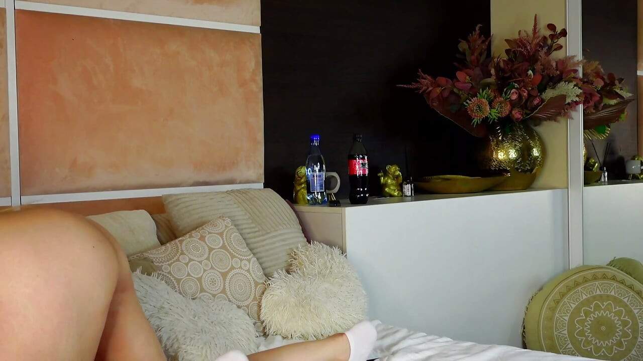 Luxa Cole abre as pernas e se masturba