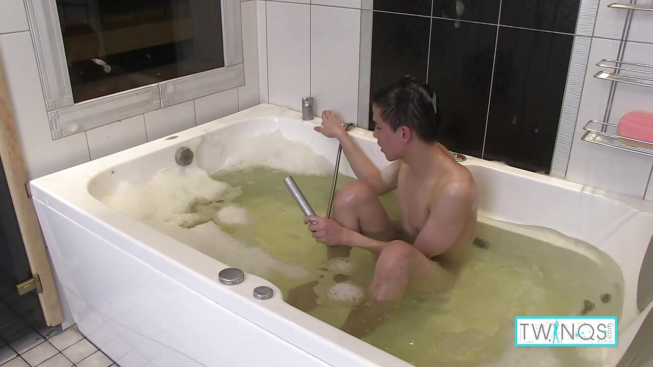 洗澡时间幸福：Xander h用他的鸡巴动手！