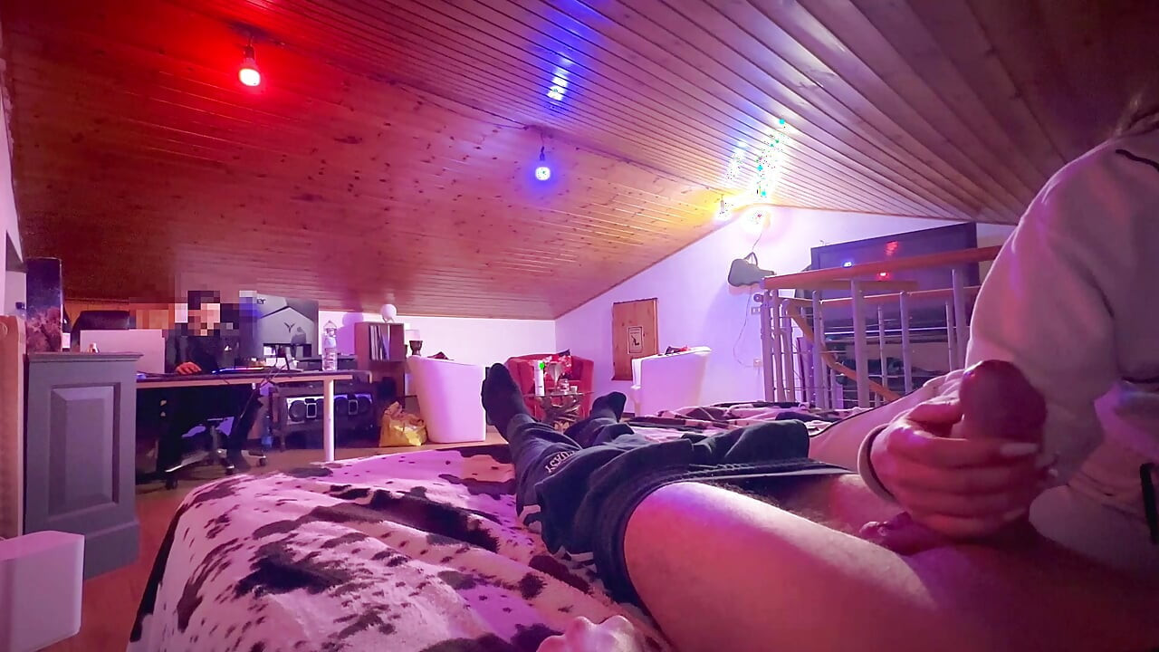 صديق حواف ديكي لمدة 13 دقيقة ، ويمنعني كومينغ عدة مرات بينما يشاهد زميل السكن - نهاية متفجرة بوف