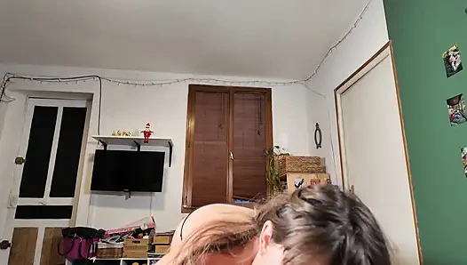 Долгий минет, прежде чем он надевает это на меня