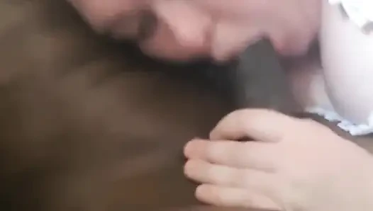 Büyük siyah yarağını emiyor ve inliyor