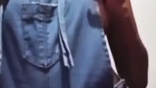 Kolombiyalı kadın kraliyet ev banyosunda mastürbasyon yapıyor