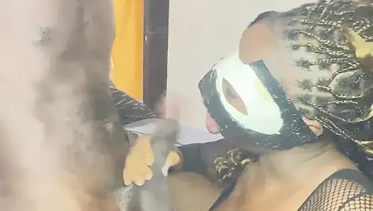 Wanita hamil nyepong kontol besar pria ini