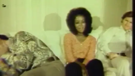 Siyah ve beyaz amcık yatak odasında yalıyor