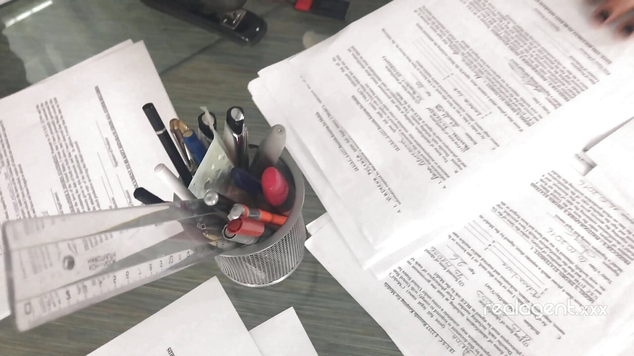 Un par de lindas estudiantes morenas celebran el examen con éxito