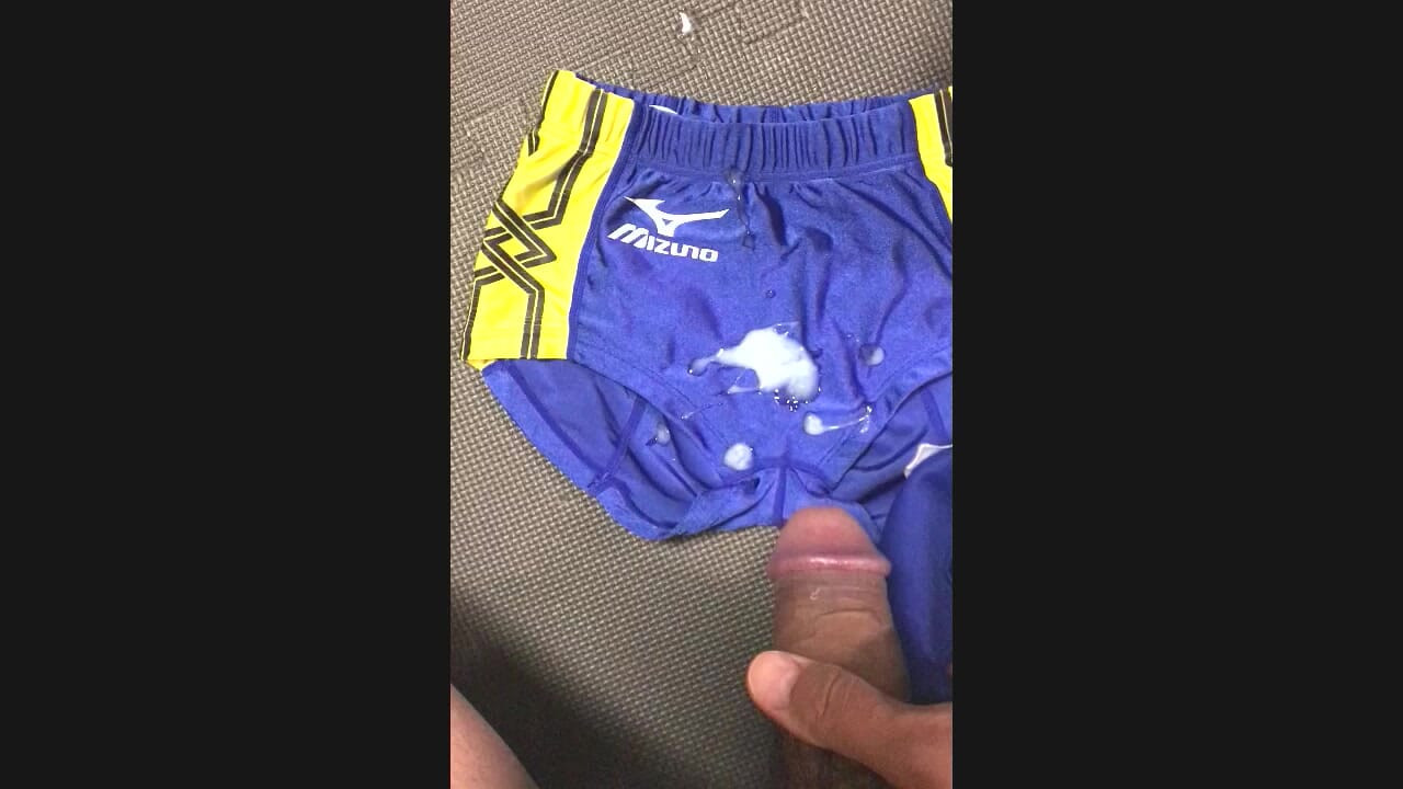 Ejaculare pe pantalonii scurți atletici ai femeii