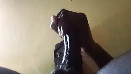 Büyük siyah yarağımı okşuyor