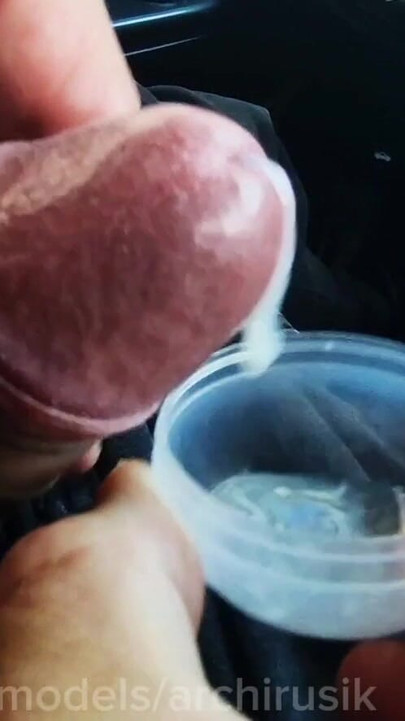 高速道路をクルーズしている間、見知らぬ人が車に乗り込み、高速道路でオナニーしながら、グラスに精子を注いでいました | クリップ 1