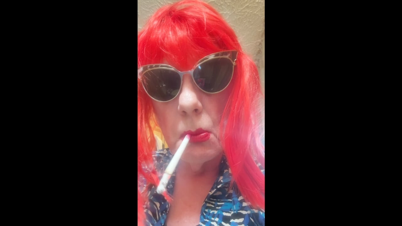 SMOKING VS120 MENTHOLS IN THE BATHROOM - PINK WIG, BLACK GLOVES