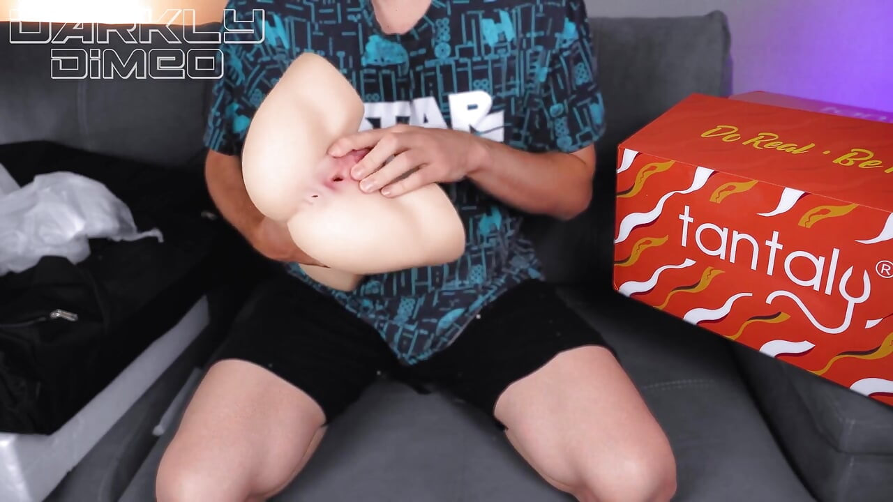 从Tantaly拆箱娃娃. 大鸡巴呻吟的饥渴男人伸展娇小的娃娃小阴户