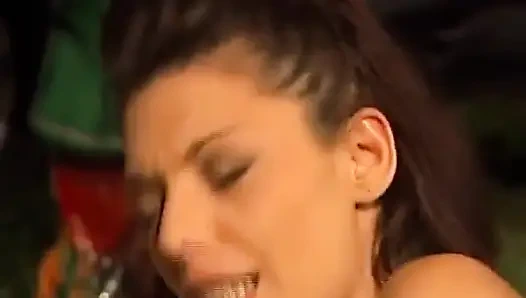 Pantat bahenol cewek mungil jerman ini dientot habis-habisan di luar ruangan