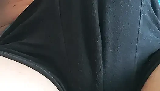 Deliğimle oynuyorum ve vibratörle boşalıyorum