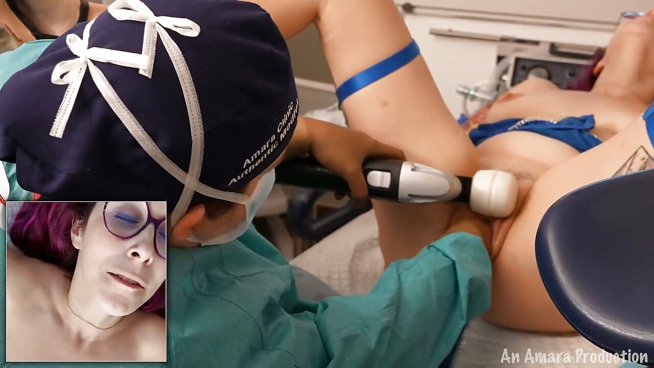 Gynekologi examiation - fingrar och fisting med latexhandskar och en kirurgisk klänning