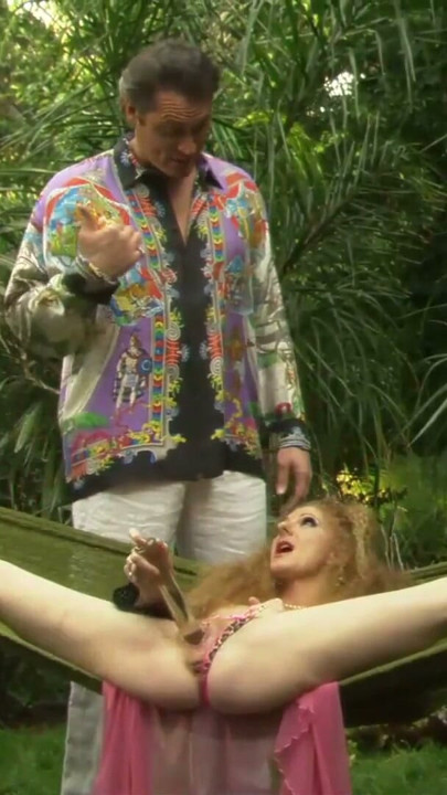Rothaarige squirtende Milf im Garten gevoegelt | Clip 1