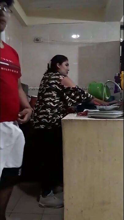 Karyawan ngentot waktu lagi cuci piring - istriku hampir mergokin kami lagi cuci piring