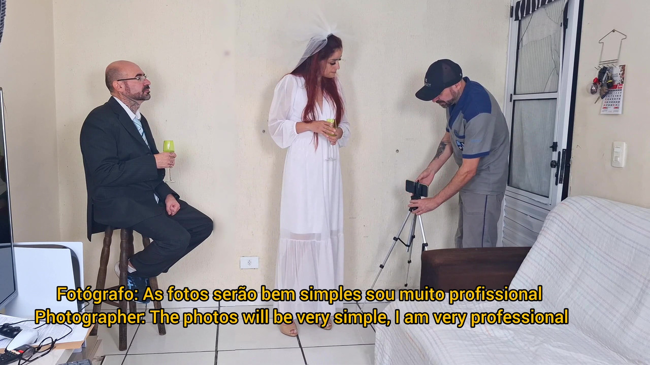 新婚新娘在拍照，而她的丈夫在外面等待