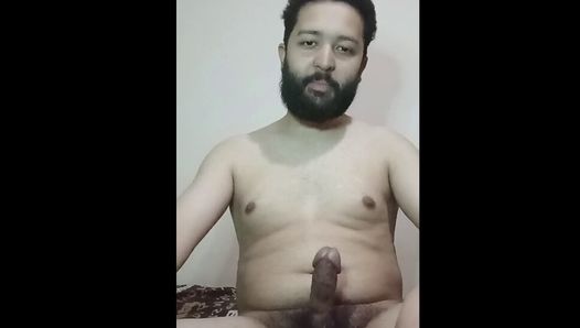 Een man van in de twintig masturbeert zijn penis (2)