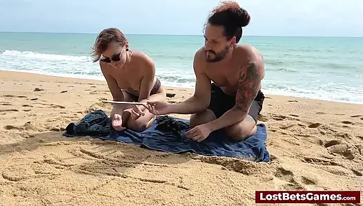 Ein geiles paar, das strip tic tac zehen am strand spielt