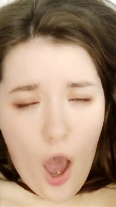 Epický okamžik z "ŠTĚSTÍ JE V TVRDÉM ANÁLU. TOTO JE JEJÍ PRVNÍ HARDCORE MEZIRASOVÝ ANÁL PRO ROZTOMILOU ASIJSKOU DÍVKU."