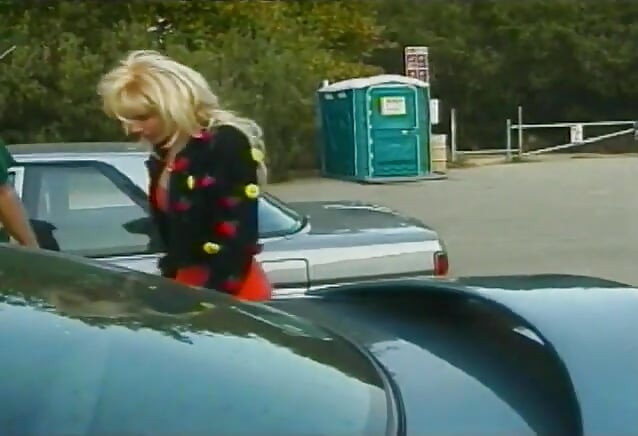 Geile oude man neukt blonde milf op een picknickplaats