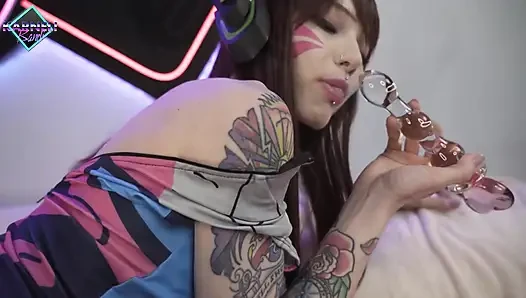 D.va fickt ihren engen arsch mit spielzeug. Karneli Bandi