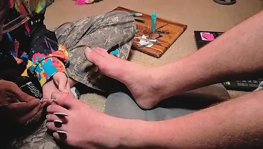 Melody дает своему господину педикюр