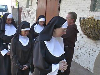 Nonne liebt es, im Freien zu ficken