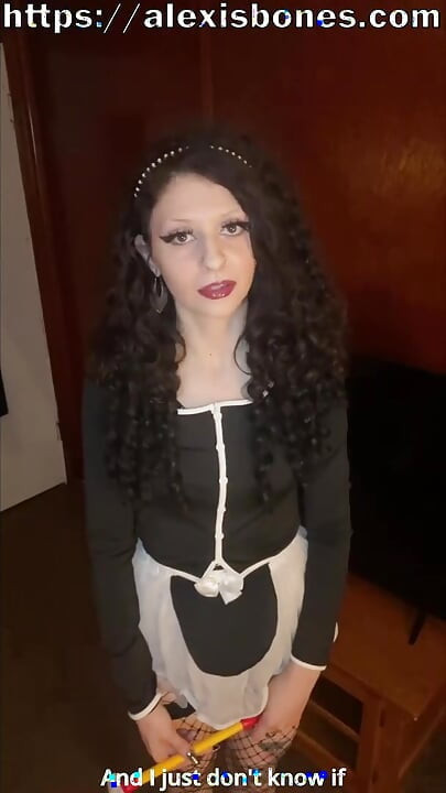 Minha pequena empregada gótica continua se curvando e eu não poderia me ajudar