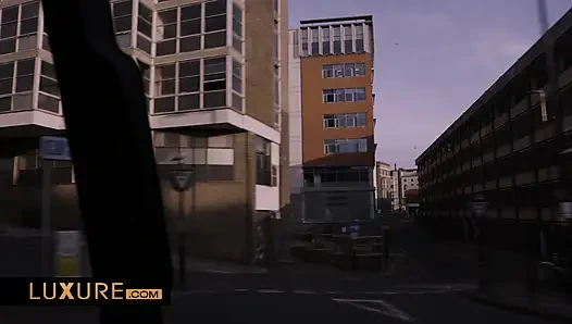 Die geschäftsfrau mit mehreren bedürfnissen