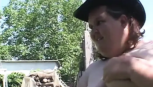 Bu şişman sürtüğün oyuncağına binmesini ve sonra açık havada sikilmesini izleyin