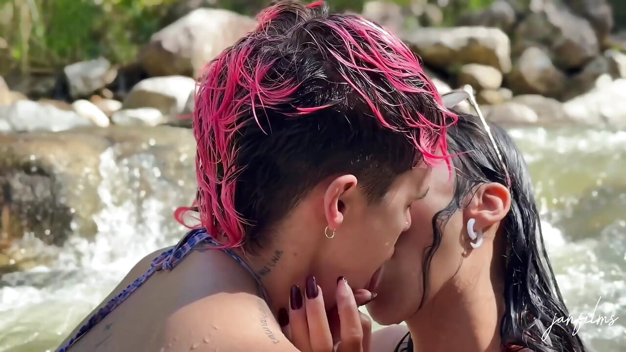 I'M COMING! How good it feels to have my fingers wet with my girlfriend's cum in the river