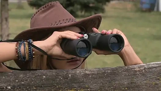 Gün batımı yürüyüşü ateşli çiftlik bahçesi eylemine yol açıyor