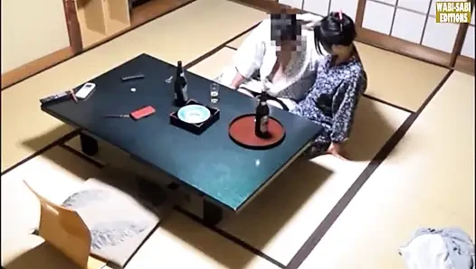 Özel bir oda seansında yakalanan bir kaplıca görevlisinin saatler sonra baştan çıkarılması -sahne.1