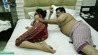 Desi Mann mittleren Alters, fickt seine heiße Ehefrau mit kleinem Penis! Hindi-Sex