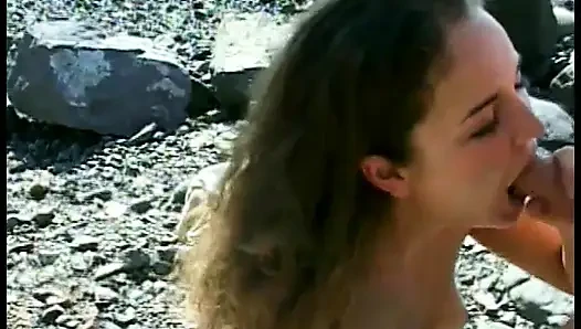 Lockiges teen lutscht den schwanz eines älteren typen am strand und fickt dann
