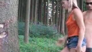 Coppia tedesca che scopa nella foresta