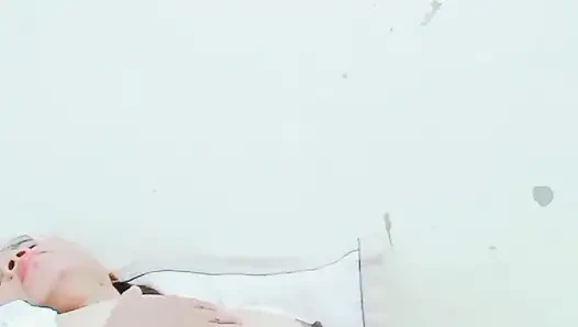 Geile tante verliert sich beim reiben ihrer muschi im bett