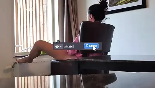 Alman kız komşularının önünde açık pencereyle mastürbasyon yapıyor (asmr-joi)