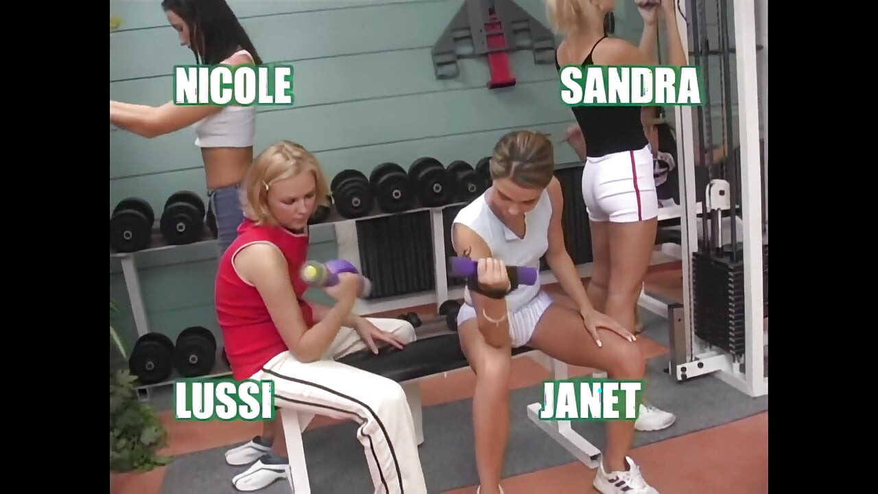 Cinci curve tinere fierbinți pentru un penis mare și matur