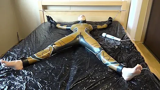 Lateks Danielle yatağa bağlı ve masaj vibratörüyle mastürbasyon yapıyor